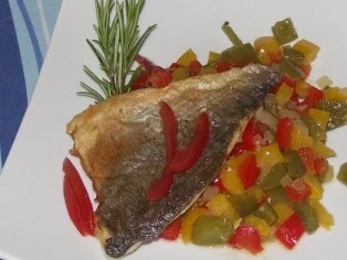 Dorade auf Paprikegemüse und Käserisotto - Rezept