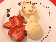 Rezept: Holunderblütenparfait mit marinierten Erdbeeren Holunderblütenparfait mit marinierten Erdbeeren - Rezept