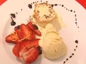 Holunderblütenparfait mit marinierten Erdbeeren - Rezept