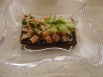 Rezept: Lachstatar-Häppchen Bild Nr. 2 Lachstatar-Häppchen - Rezept - Bild Nr. 2