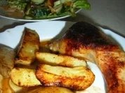 Hähnchenkeule in roter Samtkorsage an Bratkartoffelspalten - Rezept