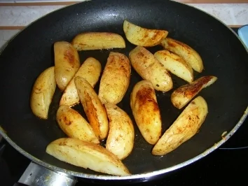 Rezept: Hähnchenkeule in roter Samtkorsage an Bratkartoffelspalten Bild Nr. 4 Hähnchenkeule in roter Samtkorsage an Bratkartoffelspalten - Rezept - Bild Nr. 4