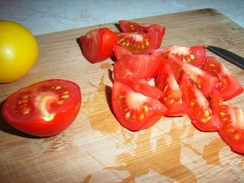 Rezept: Hähnchenkeule in roter Samtkorsage an Bratkartoffelspalten Bild Nr. 6 Hähnchenkeule in roter Samtkorsage an Bratkartoffelspalten - Rezept - Bild Nr. 6