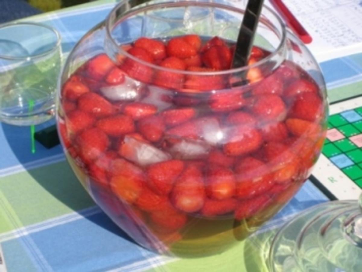 Erdbeerbowle mit Erdbeeren und Weinbrand - Rezept mit Bild - kochbar.de