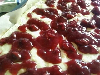 Kuchen : Butterkuchen mit roter Grütze ( Becherkuchen ) - Rezept - Bild Nr. 2