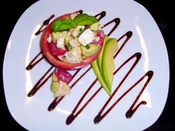 Avokadosalat in Tomaten gefüllt - Rezept