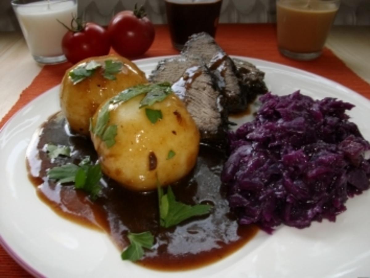 Rheinischer Sauerbraten nach Großmutters Art mit Klößen und Rotkraut ...