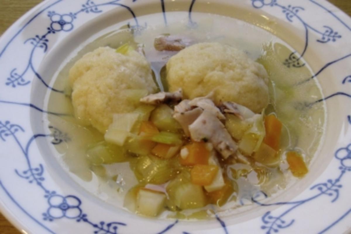 Hühnersuppe mit Griessklösschen - Rezept - kochbar.de