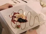 Bruch von Vanilleparfait an Kirschragout mit Mandelblättchen - Rezept