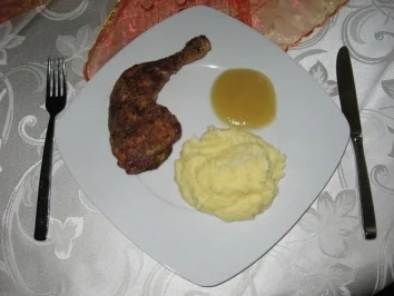 Hähnchenschenkel gegrillt mit Kartoffelpürre und Apfelmuss - Rezept