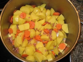 Rezept: Bayrische Kartoffelsuppe Bayrische Kartoffelsuppe - Rezept