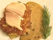 Rezept: Forellenfilets mit Dillsoße auf Reibekuchen Forellenfilets mit Dillsoße auf Reibekuchen - Rezept