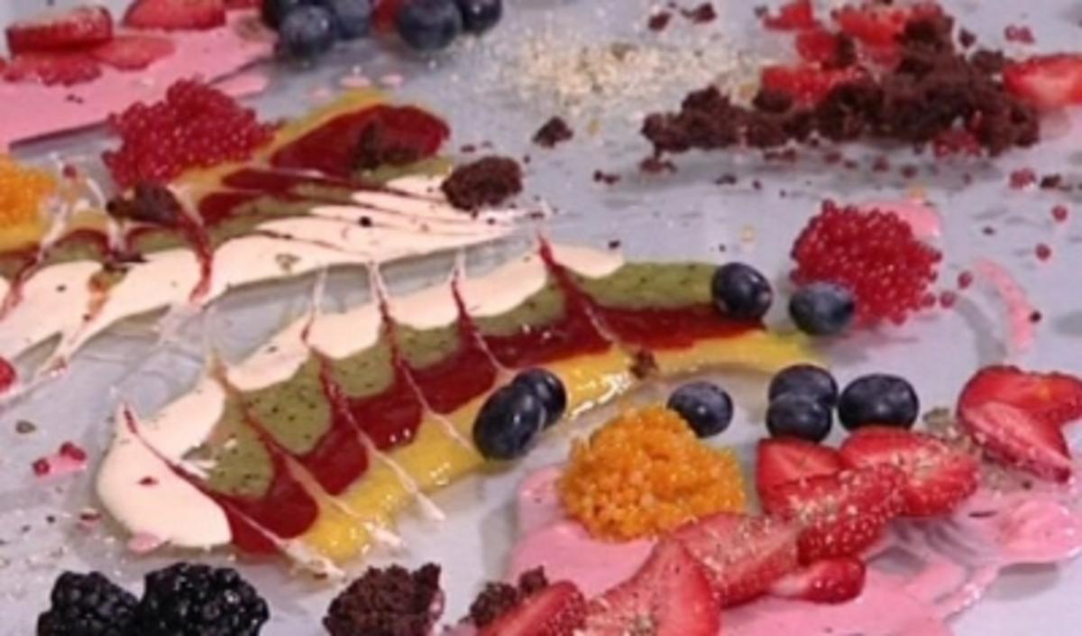 Erdbeeren Romanoff auf einer Früchte-Trilogie - Rezept