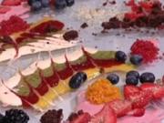Erdbeeren Romanoff auf einer Früchte-Trilogie - Rezept