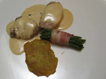 Rezept: Medaillons vom Kalb und Schwein mit Pfefferrahmsoße an Prinzessböhnchen Medaillons vom Kalb und Schwein mit Pfefferrahmsoße an Prinzessböhnchen - Rezept