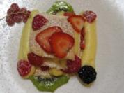 Blätterteig gefüllt mit Vanillecreme und Erdbeeren, geteilt durch einen mit Fruchtlikör getränkten Biskuitboden - Rezept