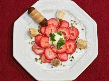 Erdbeer-Carpaccio mit Eis an Mandelcreme (Ingrid Steeger) - Rezept