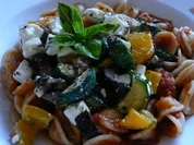 Pasta mit Tomatensosse,gegrilltem Gemüse und Schafskäse - Rezept