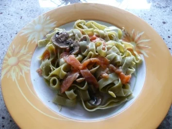 Grüne Nudeln mit Lachssahne - Rezept