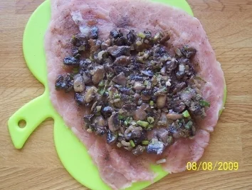 Rezept: Schnitzelrolle mit Champignons Bild Nr. 3 Schnitzelrolle mit Champignons - Rezept - Bild Nr. 3