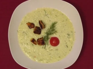 Rezept: Kalte Gurkensuppe mit warmen Knoblauchcroutons Kalte Gurkensuppe mit warmen Knoblauchcroutons - Rezept