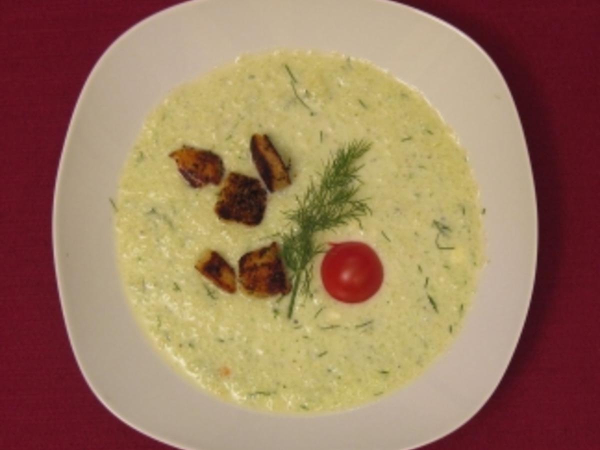 Kalte Gurkensuppe mit warmen Knoblauchcroutons - Rezept - kochbar.de