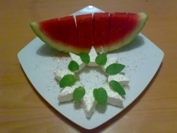 Rezept: ** Snacks & Quickies ** Wassermelonen - Schiffchen mit Schafskäse und frischer Minze ** Snacks & Quickies ** Wassermelonen - Schiffchen mit Schafskäse und frischer Minze - Rezept