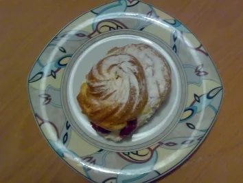 ** Kuchen & Co. ** Windbeutel mit Sahne-Kirschfüllung - Rezept