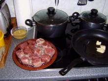 Schweinemedaillon im Speckmantel gebraten mit Gorgonzolasauce, bunte Nudeln & Zucchinigemüse - Rezept