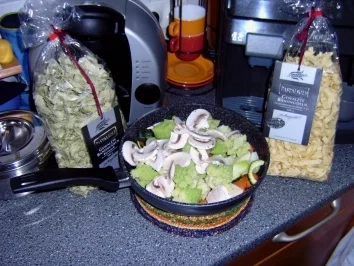 Schweinemedaillon im Speckmantel gebraten mit Gorgonzolasauce, bunte Nudeln & Zucchinigemüse - Rezept - Bild Nr. 2