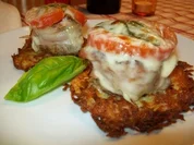 Medaillions unter Tomate-Basilikum-Mozarella-Haube auf Erdapfel-Parmesan-Rösti - Rezept - Bild Nr. 2