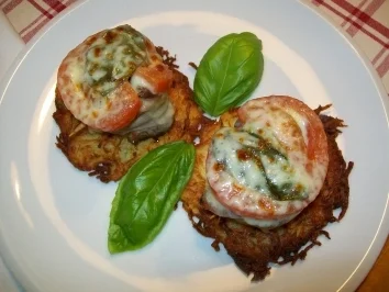Rezept: Medaillions unter Tomate-Basilikum-Mozarella-Haube auf Erdapfel-Parmesan-Rösti Bild Nr. 3 Medaillions unter Tomate-Basilikum-Mozarella-Haube auf Erdapfel-Parmesan-Rösti - Rezept - Bild Nr. 3