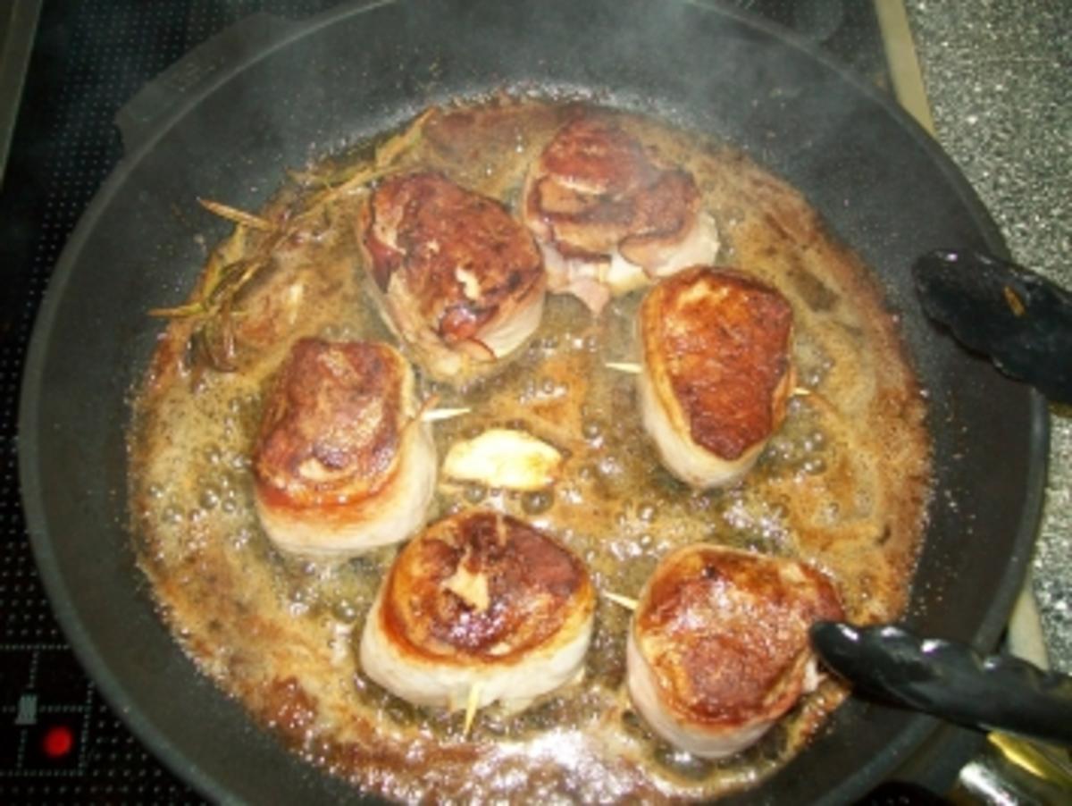 Medaillions unter Tomate-Basilikum-Mozarella-Haube auf Erdapfel-Parmesan-Rösti - Rezept - Bild Nr. 7