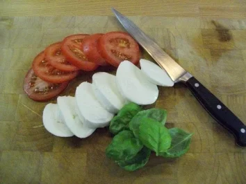 Rezept: Medaillions unter Tomate-Basilikum-Mozarella-Haube auf Erdapfel-Parmesan-Rösti Bild Nr. 8 Medaillions unter Tomate-Basilikum-Mozarella-Haube auf Erdapfel-Parmesan-Rösti - Rezept - Bild Nr. 8