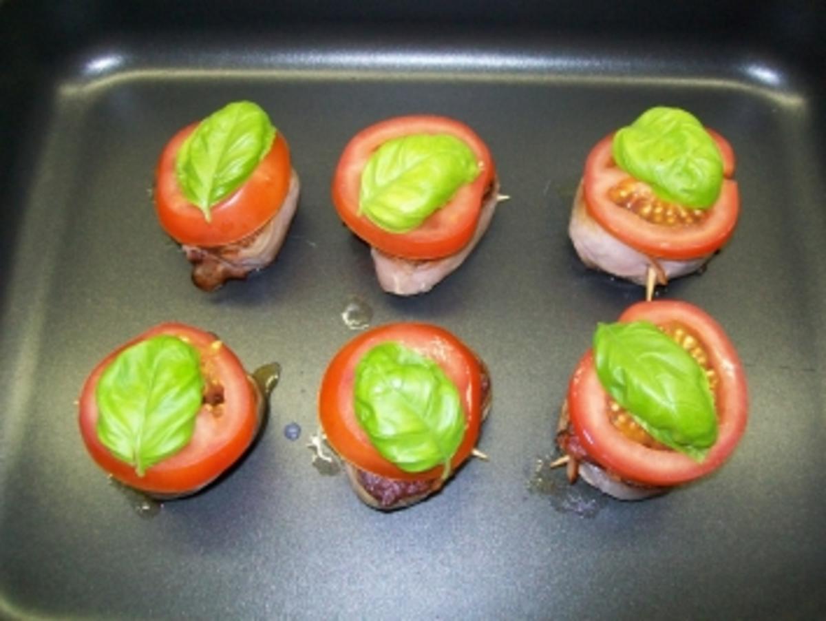 Medaillions unter Tomate-Basilikum-Mozarella-Haube auf Erdapfel-Parmesan-Rösti - Rezept - Bild Nr. 10