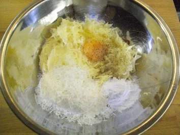 Rezept: Medaillions unter Tomate-Basilikum-Mozarella-Haube auf Erdapfel-Parmesan-Rösti Bild Nr. 14 Medaillions unter Tomate-Basilikum-Mozarella-Haube auf Erdapfel-Parmesan-Rösti - Rezept - Bild Nr. 14