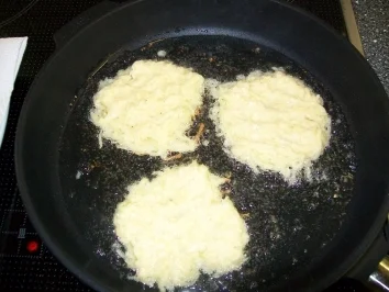 Rezept: Medaillions unter Tomate-Basilikum-Mozarella-Haube auf Erdapfel-Parmesan-Rösti Bild Nr. 16 Medaillions unter Tomate-Basilikum-Mozarella-Haube auf Erdapfel-Parmesan-Rösti - Rezept - Bild Nr. 16