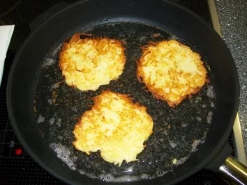 Rezept: Medaillions unter Tomate-Basilikum-Mozarella-Haube auf Erdapfel-Parmesan-Rösti Bild Nr. 17 Medaillions unter Tomate-Basilikum-Mozarella-Haube auf Erdapfel-Parmesan-Rösti - Rezept - Bild Nr. 17