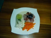 Steinbeißerfilet mit blanchierten Möhrenstreifen und Pflaumenreis - Rezept