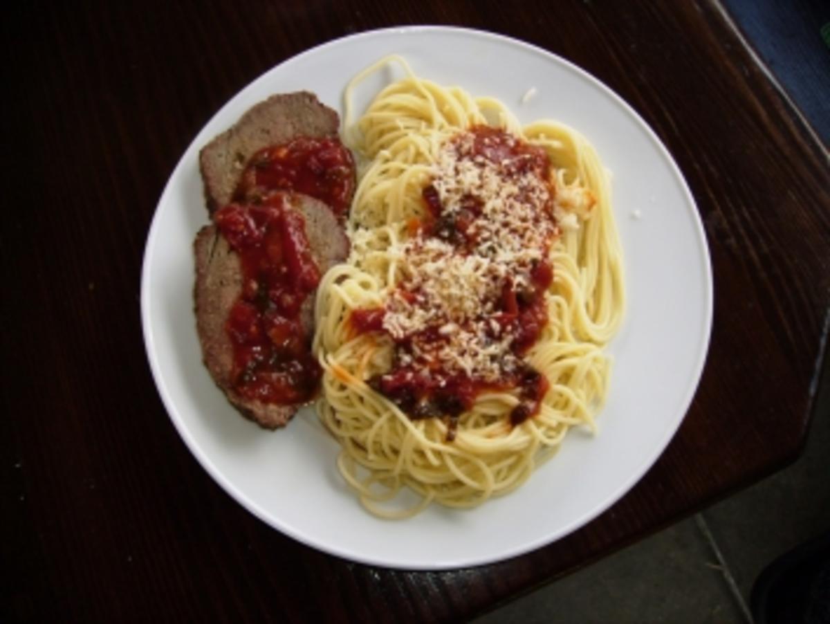 Rindshuft am Stück, grilliert im Smooky-Grill, gemischter Salat und Spaghetti und Tomatensauce - Rezept - Bild Nr. 2