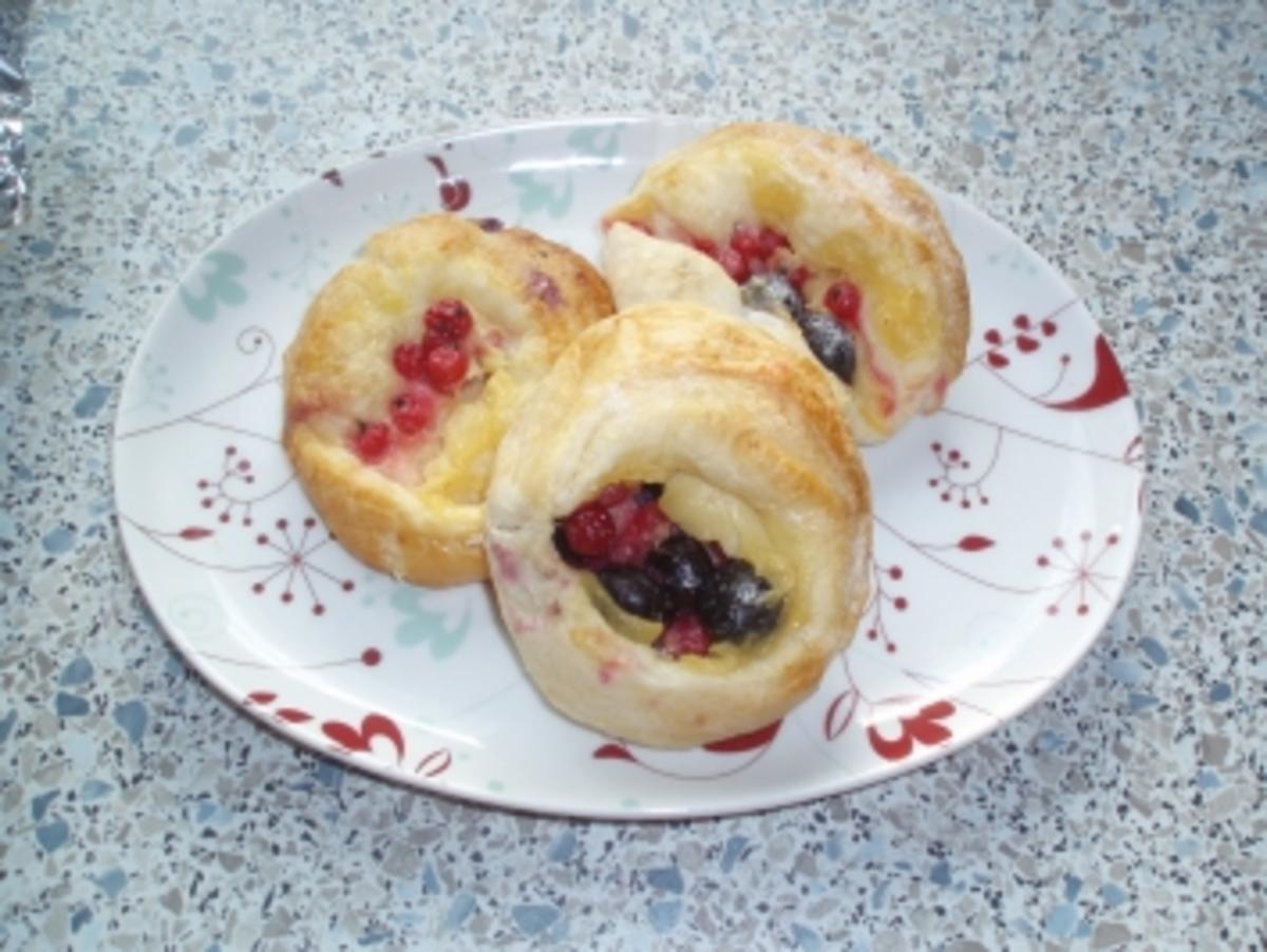 Plunderschnecken mit Pudding, Ribisel und Heidelbeeren - Rezept - Bild Nr. 2