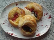 Plunderschnecken mit Pudding, Ribisel und Heidelbeeren - Rezept