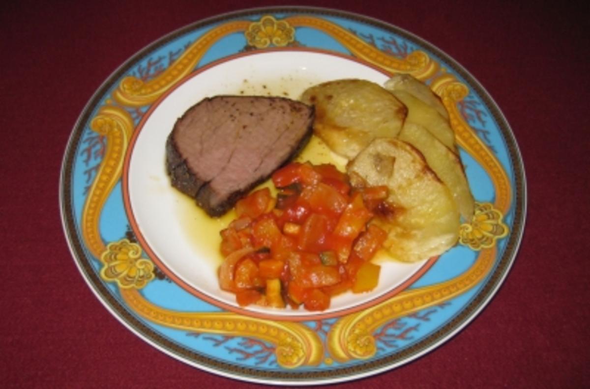 Rinderfilet in Tomaten gebraten mit Ratatouille und Kartoffelgratin -
Rezept Eingereicht von Das perfekte Dinner