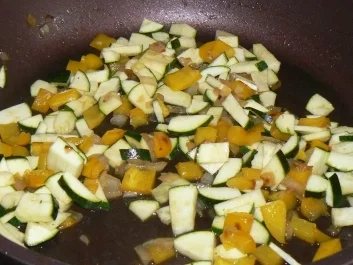 Putenschnitzel mit Nudelrestpfanne - Rezept - Bild Nr. 2