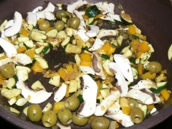 Putenschnitzel mit Nudelrestpfanne - Rezept - Bild Nr. 3