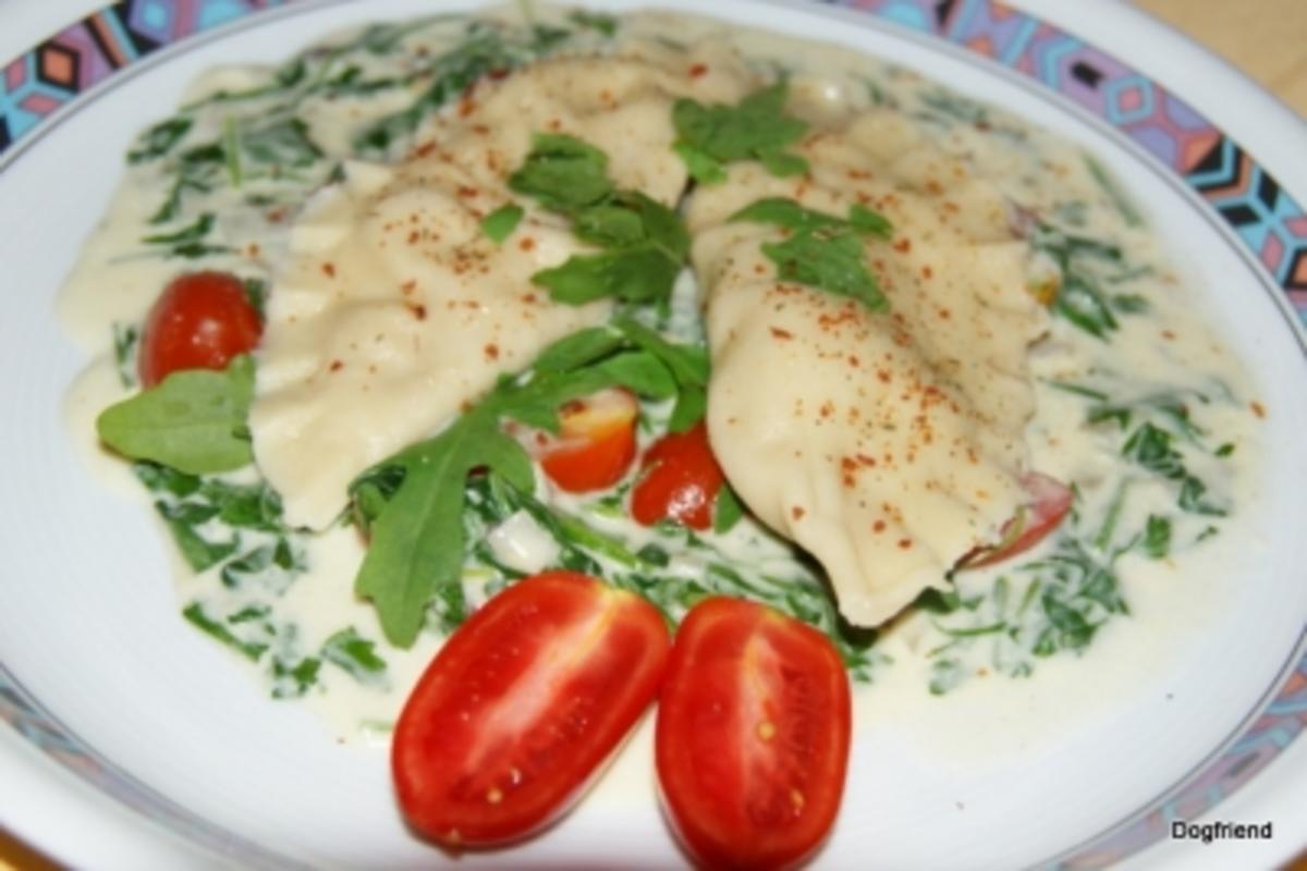 Selbstgemachte Ravioli mit Ricotta auf Rucolabett - Rezept - kochbar.de