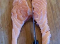 Pesto-Lachsrollen mit Honig-Senf-Sauce - Rezept - Bild Nr. 2