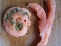 Pesto-Lachsrollen mit Honig-Senf-Sauce - Rezept - Bild Nr. 3