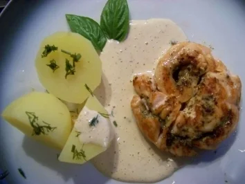 Pesto-Lachsrollen mit Honig-Senf-Sauce - Rezept