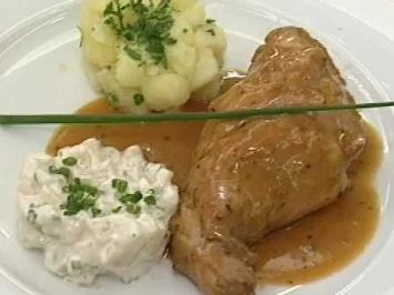 In Roséwein geschmortes Hauskaninchen mit Salat vom Sellerie und Petersilienkartoffeln - Rezept